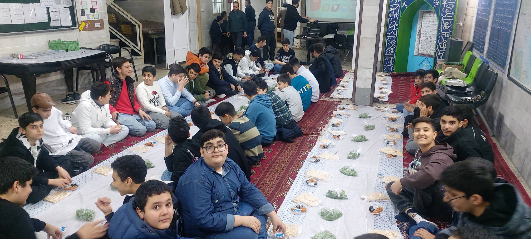برپایی سفره افطاری در ماه مبارک رمضان و جشن تکلیف برای دانش آموزان